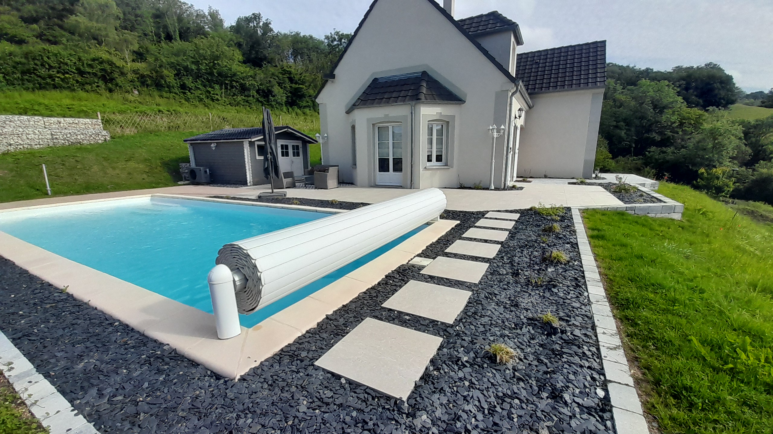 pas japonais massif ardoise piscine pavé de rive Acti Sud Paysage paysagiste Dijon
