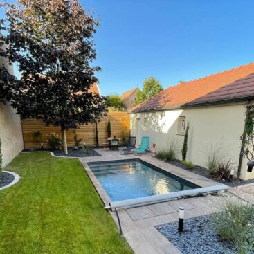 aménagement espace piscine petit jardin entre murs terrasse grès cérame effet bois pose sur sable palissade brise vue bardage bois massif ardoise Acti Sud Paysage paysagiste Dijon
