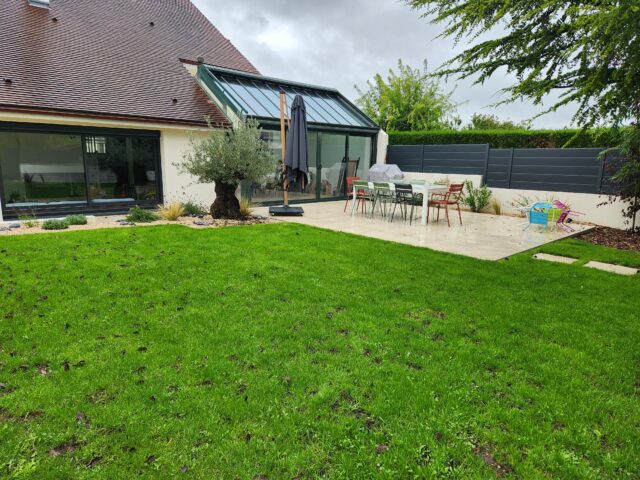 terrasse grès cérame sur plots brise vue alu gris anthracite massif plantation olivier Acti Sud Paysage paysagiste Dijon
