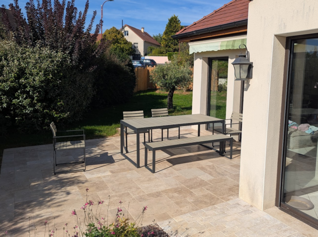 terrasse pierre naturelle travertin dallage opus romain 4 formats pavés olivier palissade massif haie aménagement Acti Sud Paysage paysagiste Dijon